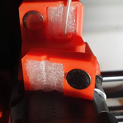 Extruder filter with magnet latch