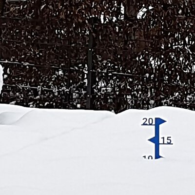 Snow depth meter for moderate snowfall