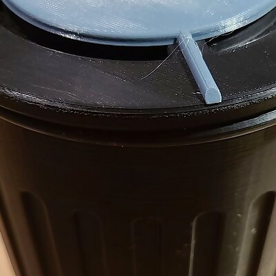 Trash can lid with venting