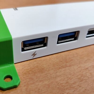 AmazonBasics Slim HighSpeed 10 Port USB 30 Hub Wall Mounts
