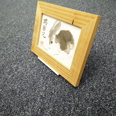 Freestanding easel type picture holder