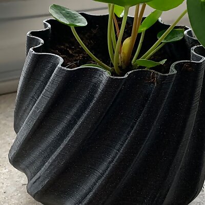 Twisted planter with integrated water reservoir  onepiece  No support