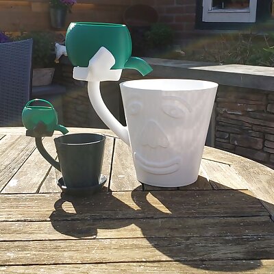 Flowerpot figure with watering can