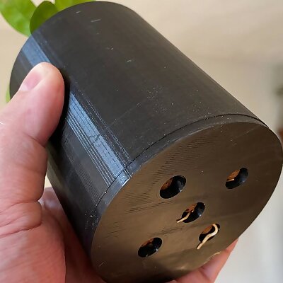 Scalable plant pot with holes