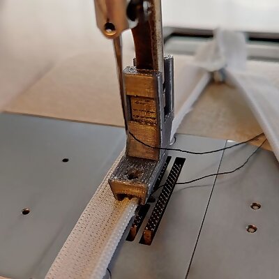Sewing machine zipper foot