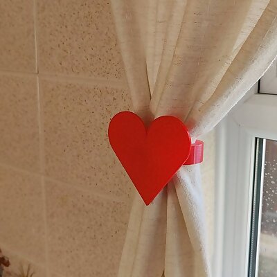 Curtain holder with heart