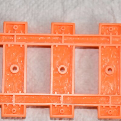 Rail train Lego optimisé pour connexion par dessous utilisation de poteaux
