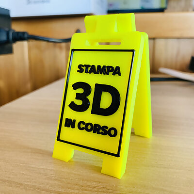 Stampa 3D in corso  mini floor stand