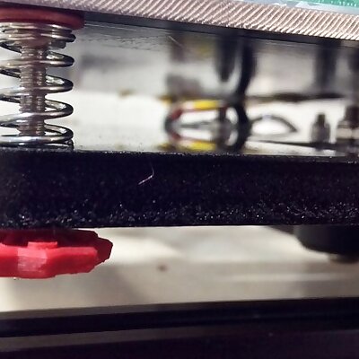 Small thumbwheel for bed leveling
