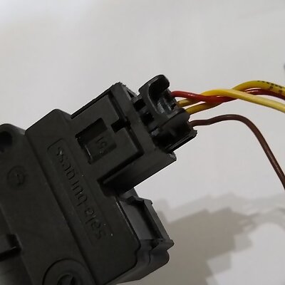 Clip to ease the removal of Saia Burgess type electrical connector