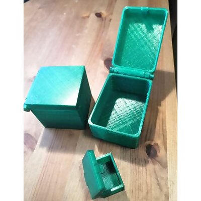 Customizable asymmetric hinged box