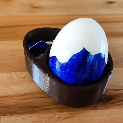 Egg holder with integrated eggshell basket