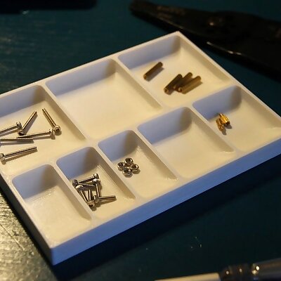 Small screw tray with easy access