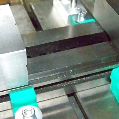 Mounting bracketsclaws for a machinist vise