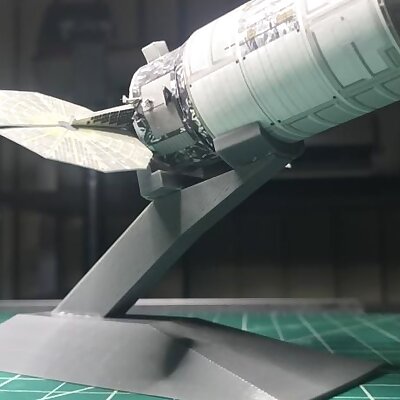 Stand for AXMs Cygnus paper model
