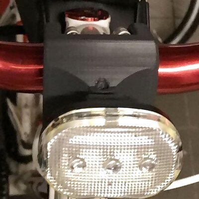 Lamp holder for the middle of the handlebars around the stem