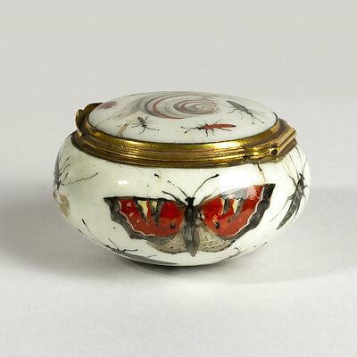 Porcelain snuffbox with insects and butterflies