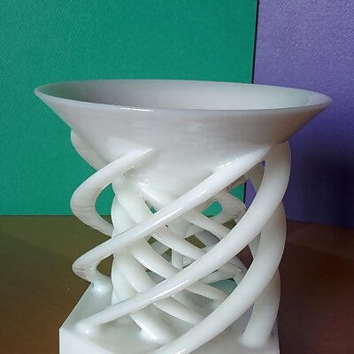 Vase with spiral support